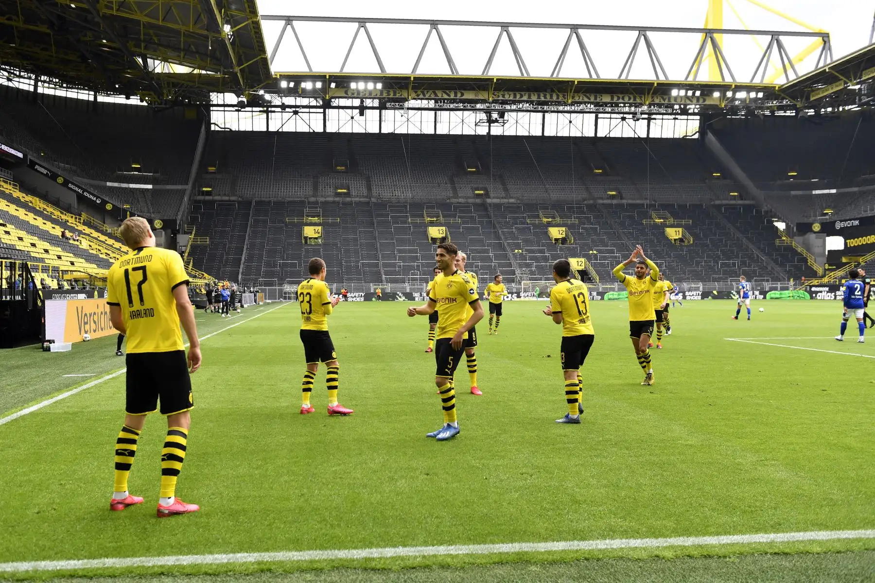 Jugadores del Borussia Dortmund celebra gol manteniendo el distanciamiento. Foto: AFP