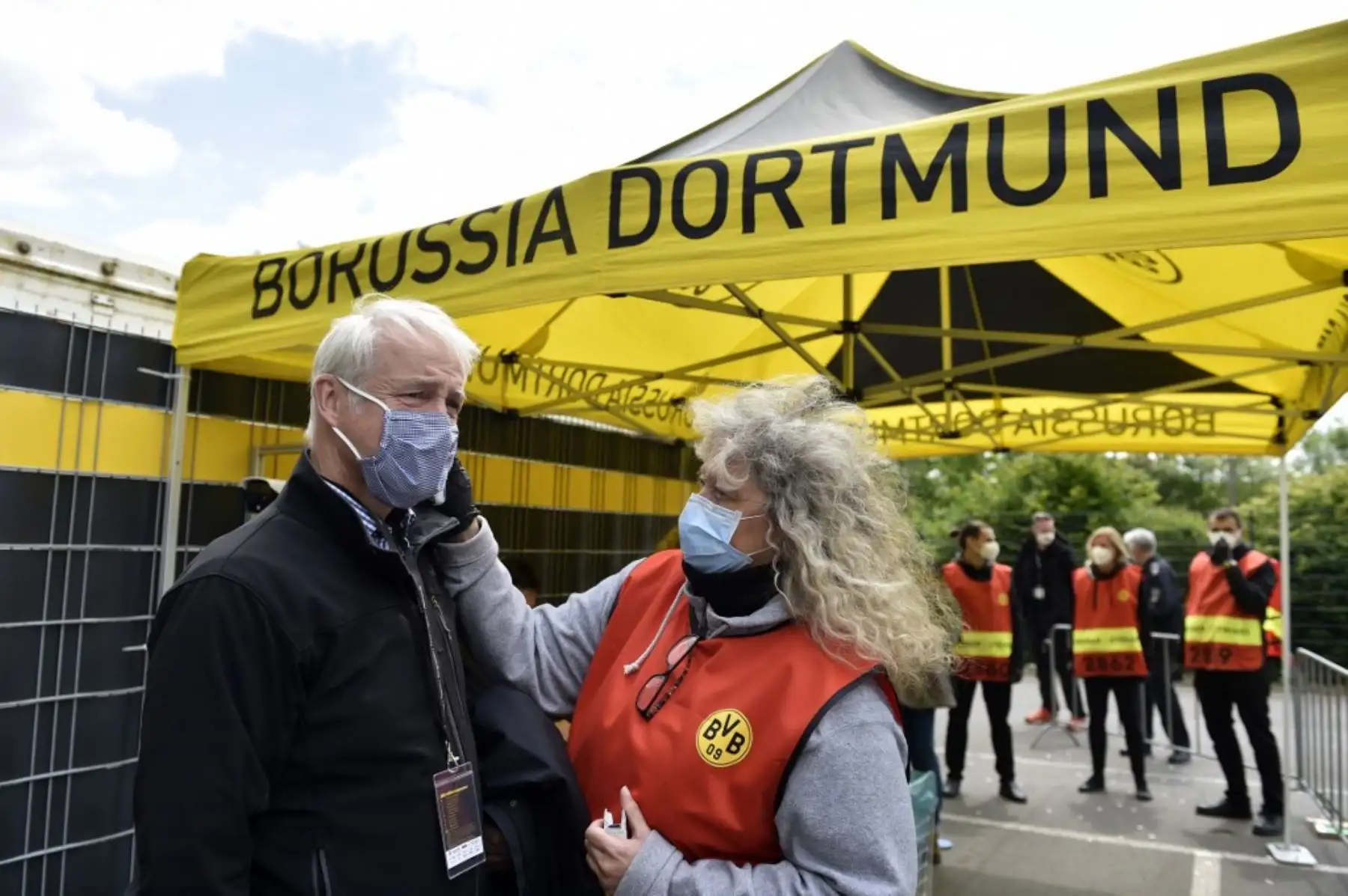 Un miembro del equipo de televisión tiene su temperatura controlada antes de ingresar al estadio para el partido de fútbol de la Bundesliga. Foto: AFP