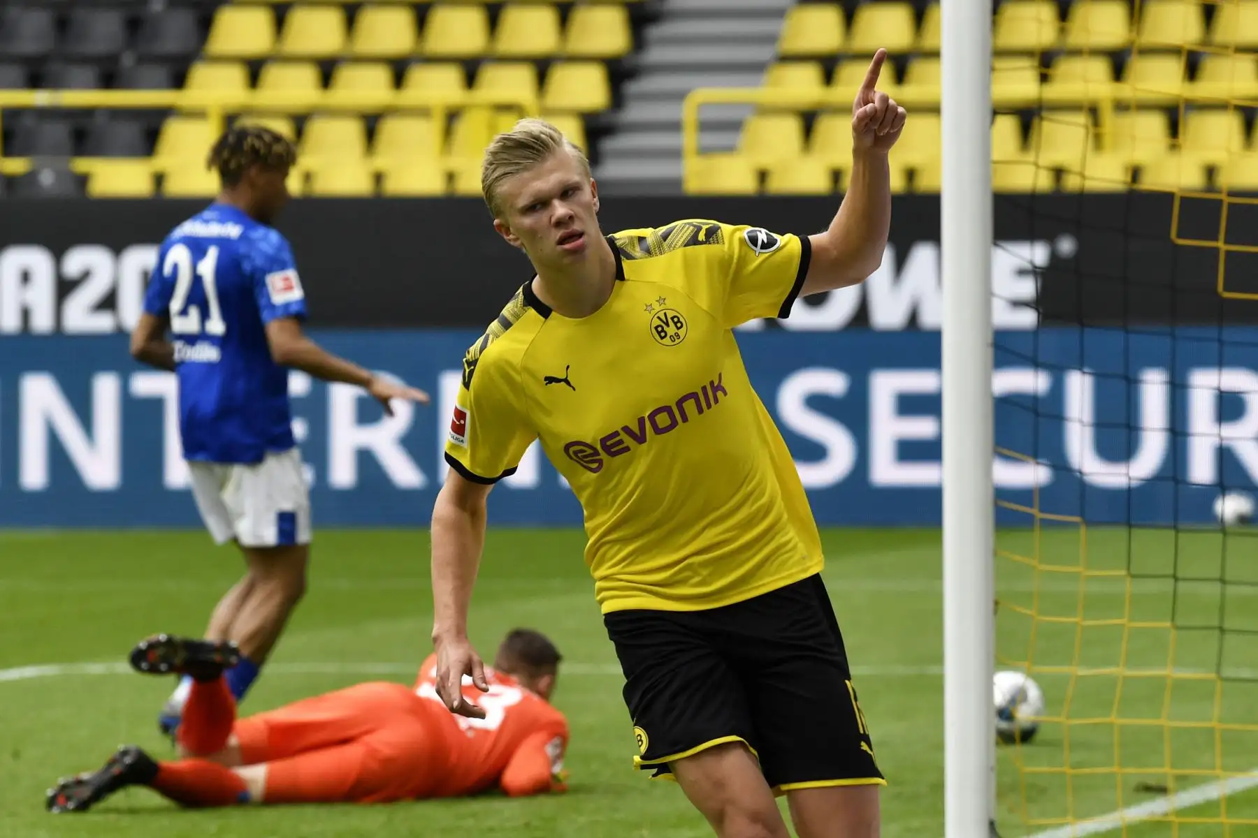 El delantero noruego de Dortmund, Erling Braut Haaland, celebra después de marcar el gol de apertura durante el partido de fútbol por la Bundesliga. Foto: AFP