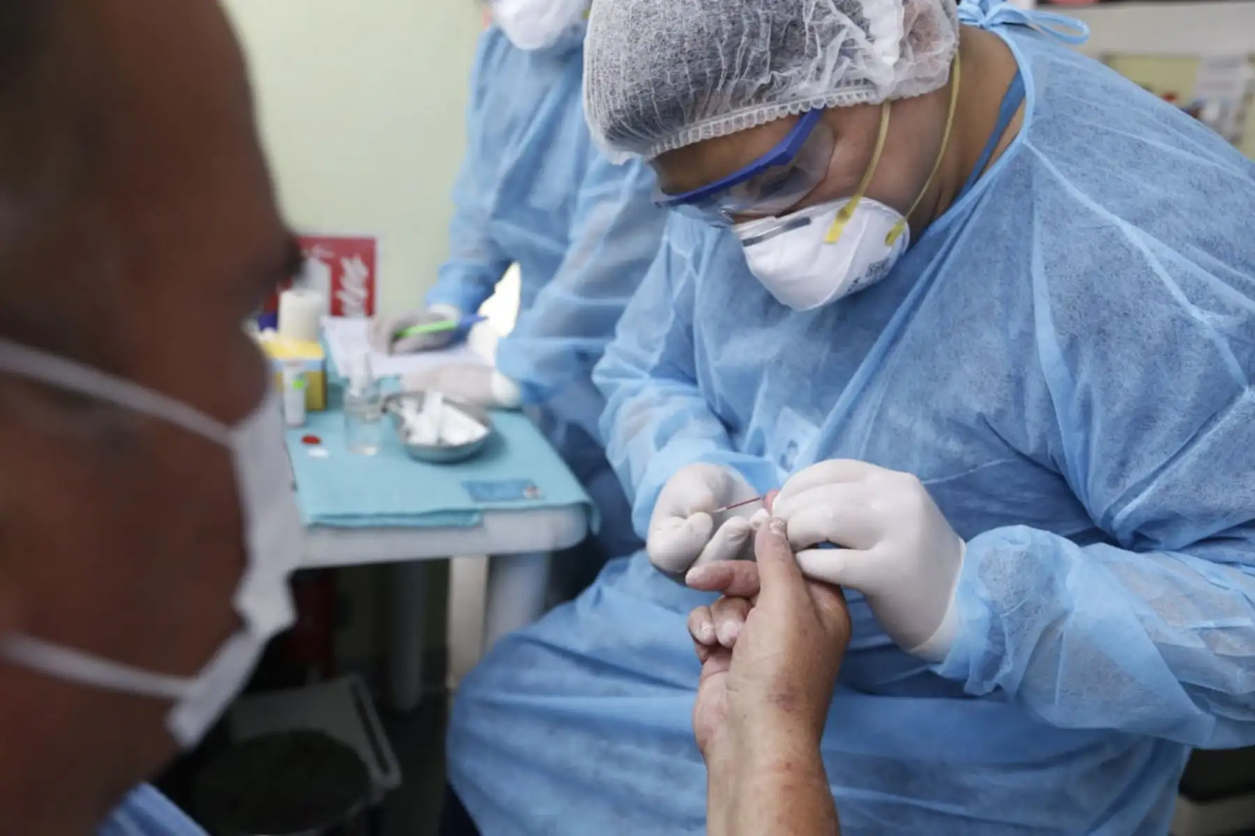 Las personas que han sido diagnosticados con COVID-19 y se encuentran aisladas en casa no deben ser víctimas de rechazo o marginación; por el contrario, deben recibir cariño y amor para salir de esta penosa situación. Foto: ANDINA/Difusión