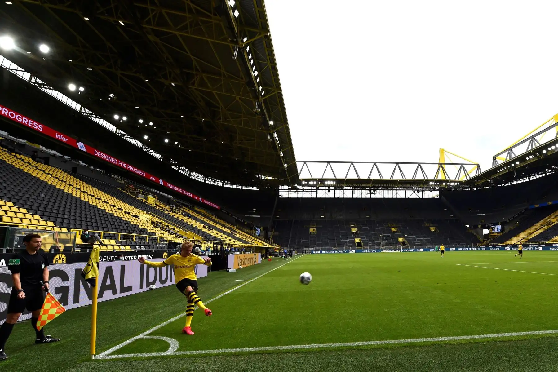 Julian Brandt del Dortmund ejecuta un corner durante el partido de fútbol de la Bundesliga. Foto: EFE