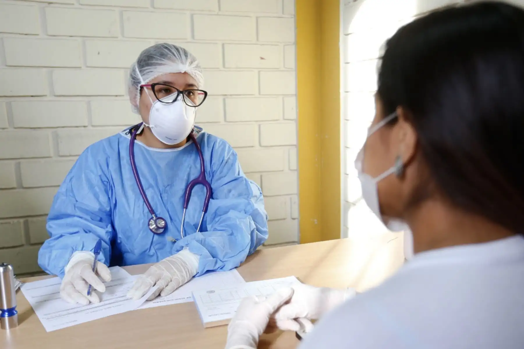 Las personas que han sido diagnosticados con COVID-19 y se encuentran aisladas en casa no deben ser víctimas de rechazo o marginación; por el contrario, deben recibir cariño y amor para salir de esta penosa situación. Foto: ANDINA/Difusión