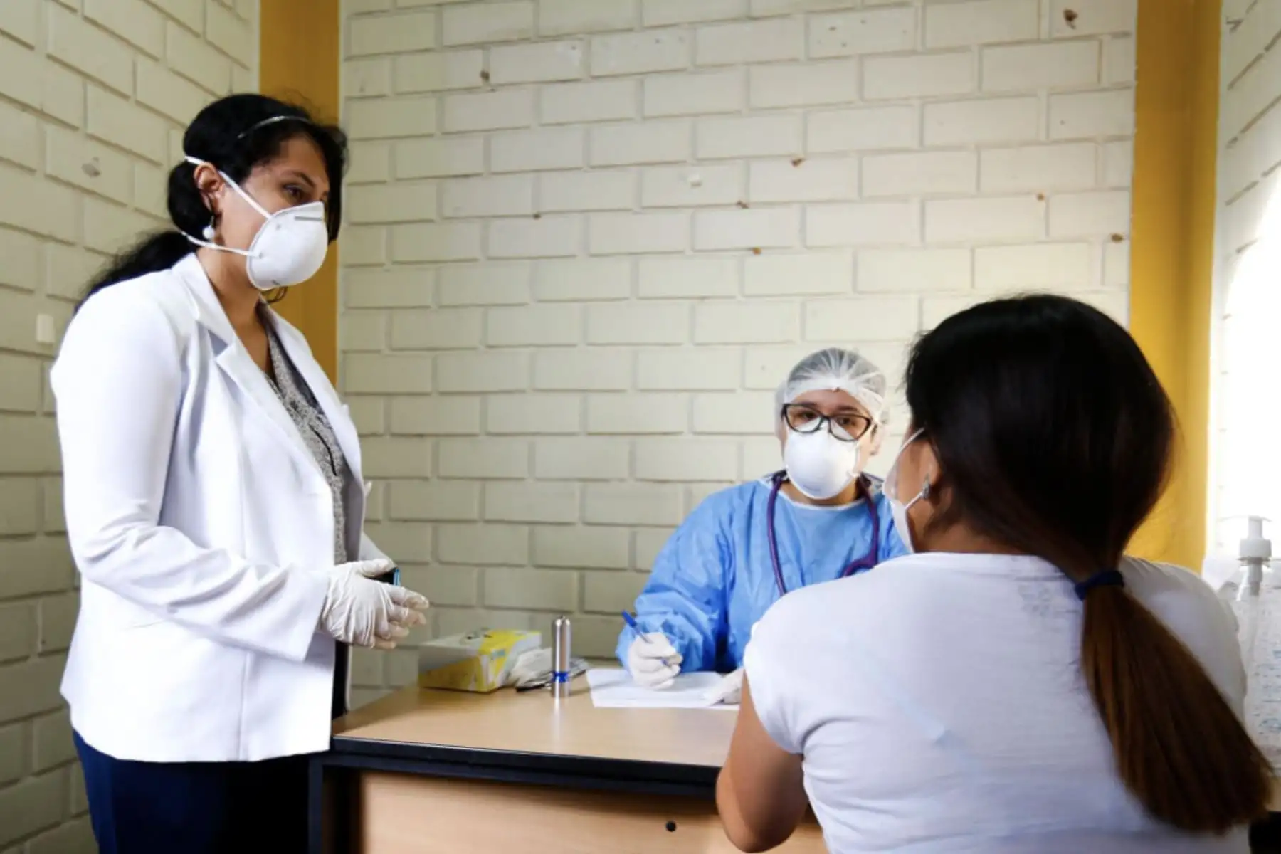 Las personas que han sido diagnosticados con COVID-19 y se encuentran aisladas en casa no deben ser víctimas de rechazo o marginación; por el contrario, deben recibir cariño y amor para salir de esta penosa situación. Foto: ANDINA/Difusión