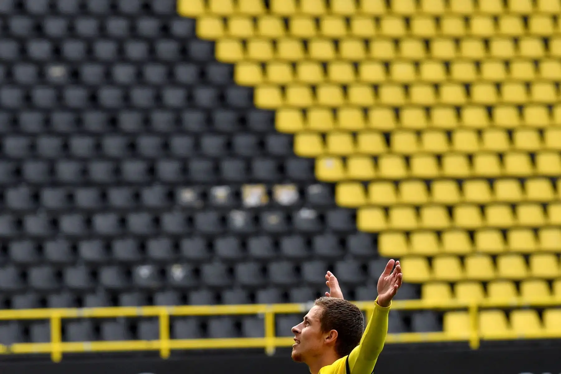Thorgan Hazard celebra tras anotar el 3-0 al Schalke 04 por la Bundesliga. Foto: EFE