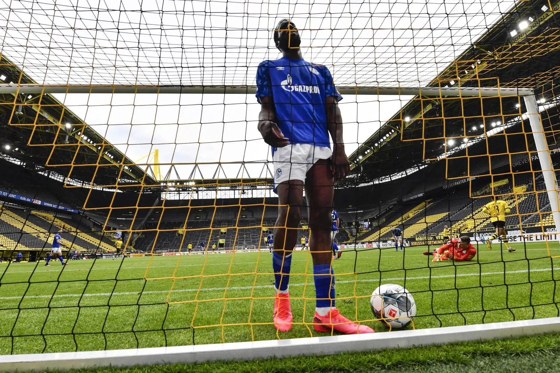 El defensor senegalés del Schalke 04, Salif Sane, se lamenta tras recibir un gol del Borussia Dortmund. Foto: AFP