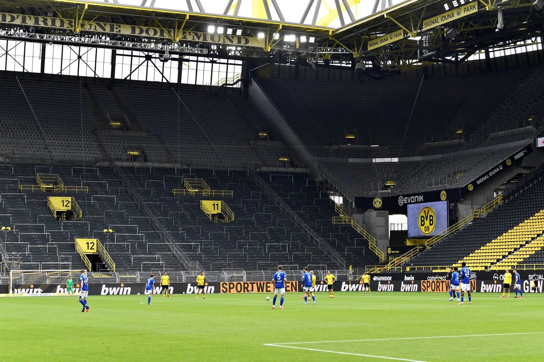 Borussia Dortmund y Schalke 04 se enfrentan en partido de la Bundesliga que se reanuda tras el confinamiento. Foto: EFE