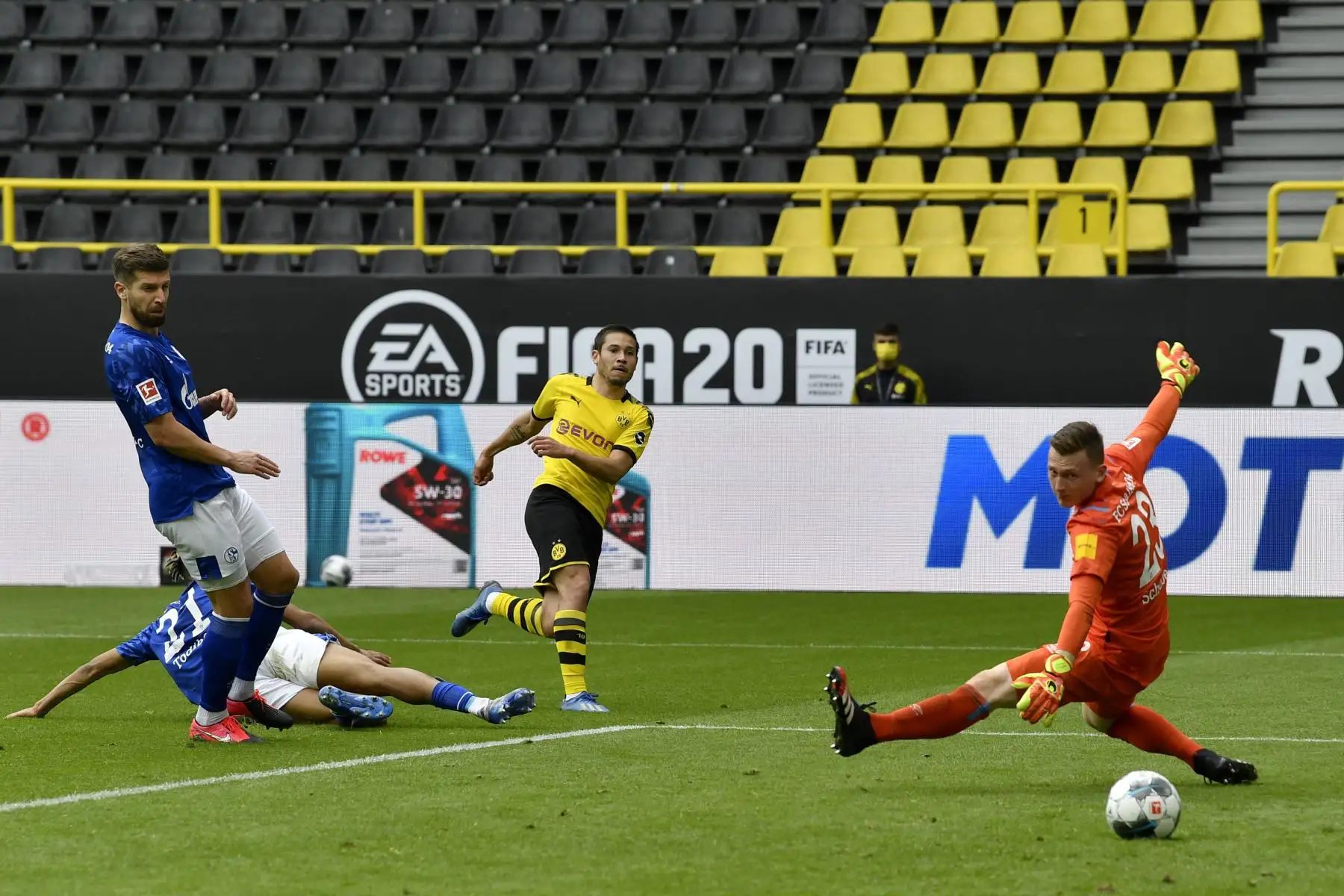 El defensor portugués de Dortmund, Raphael Guerreiro, del Borussia Dortmund marca el segundo al Schalke 04. Foto: AFP
