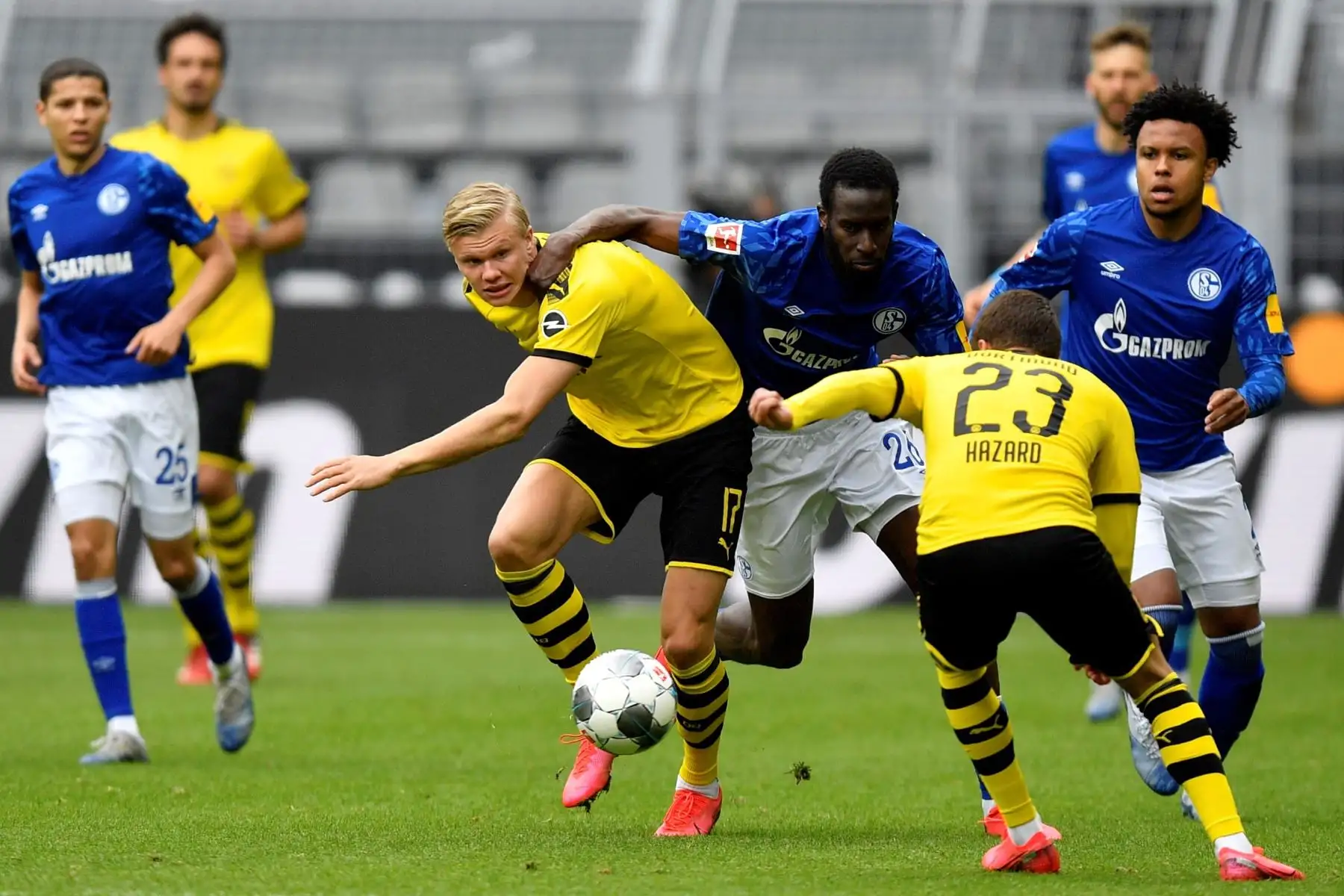 Erling Haaland del Dortmund lucha por el balón con Salif Sane del Schalke por partido de la Bundesliga. Foto: EFE