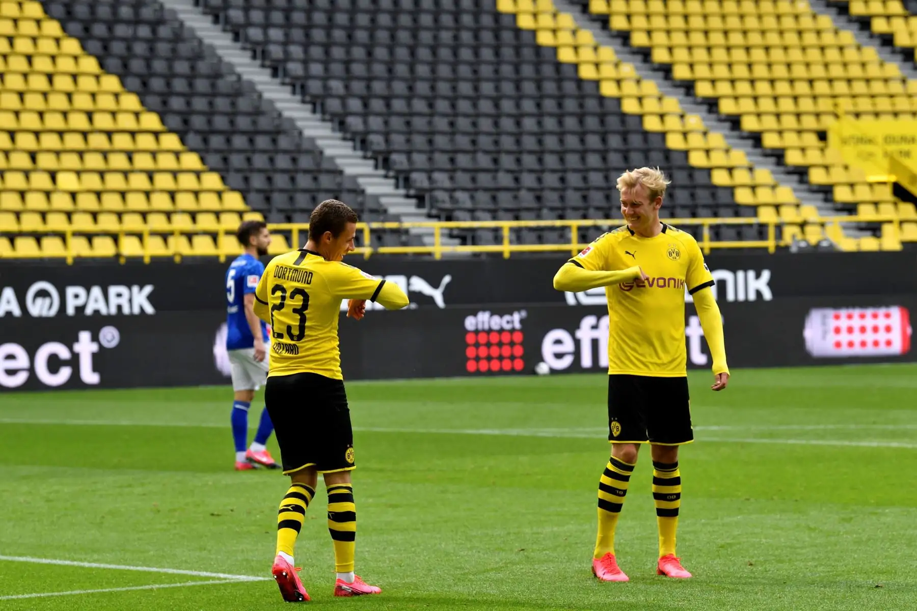 Thorgan Hazard celebra con Julian Brandt del Borussia Dortmund con las nuevas nuevas formas de saludo. Foto: EFE