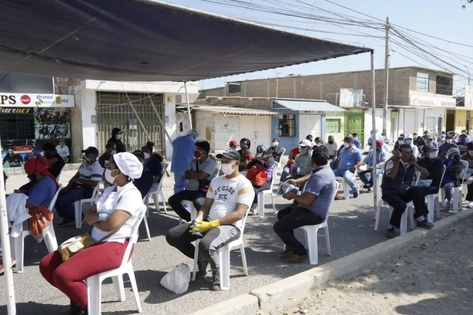 El ministro de Vivienda, Rodolfo Yáñez, lideró la aplicación del Plan "Te cuido, Perú", con el cual se tomaron 120 pruebas rápidas de descarte de Covid-19 a los comerciantes del mercado Santa Rosa, en Paita, Piura. Foto: MVCS