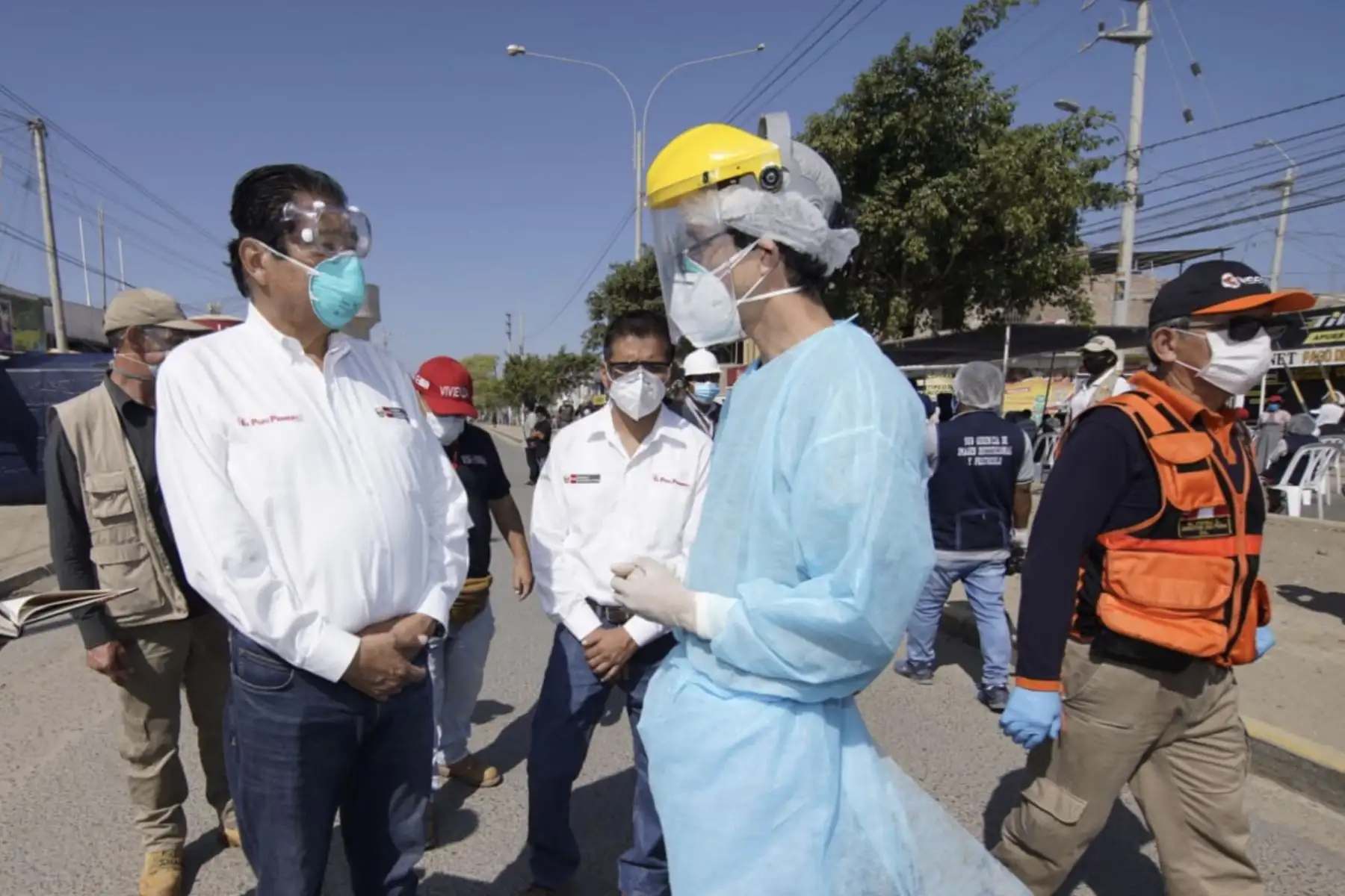 El ministro de Vivienda, Rodolfo Yáñez, lideró la aplicación del Plan "Te cuido, Perú", con el cual se tomaron 120 pruebas rápidas de descarte de Covid-19 a los comerciantes del mercado Santa Rosa, en Paita, Piura. Foto: MVCS
