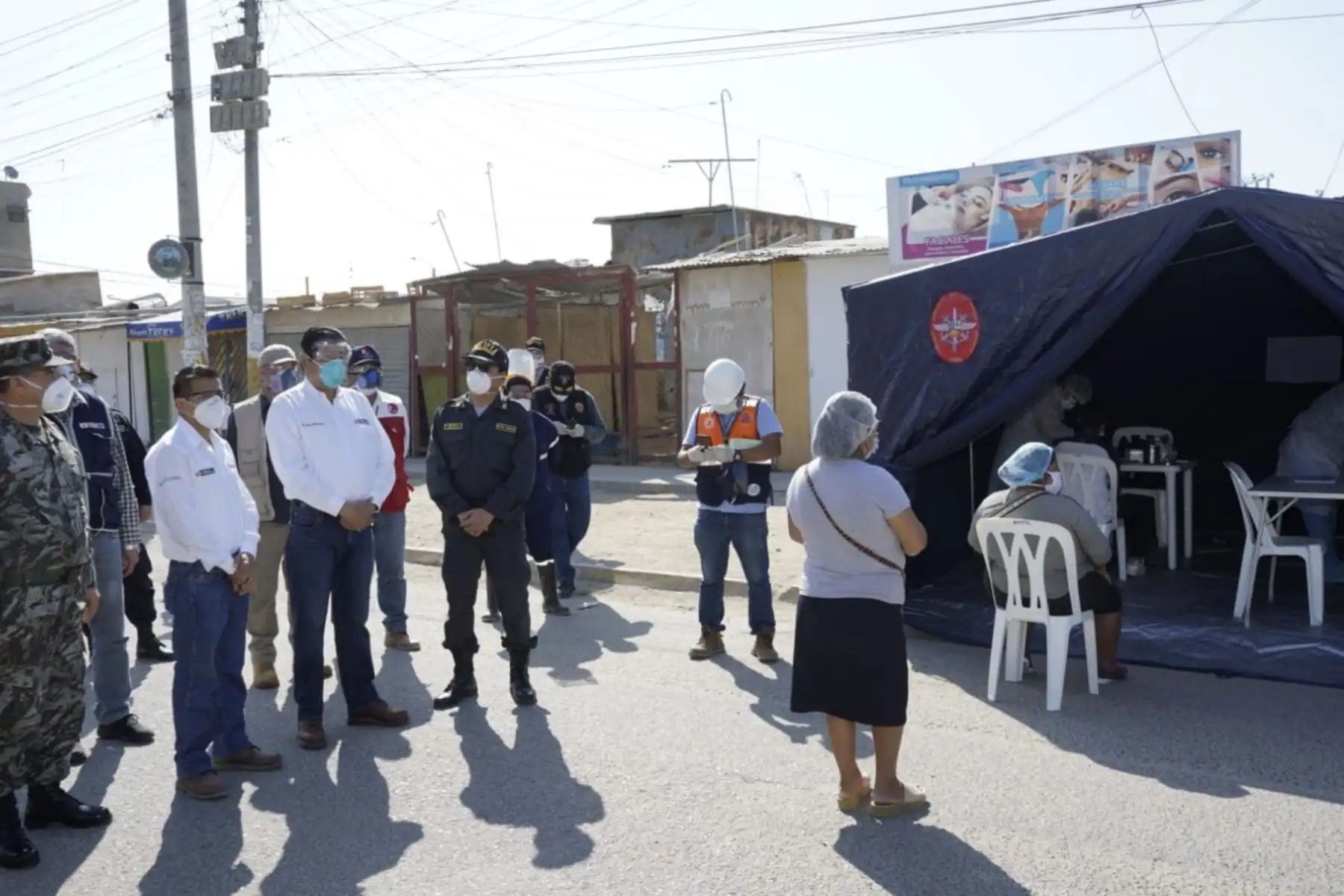 El ministro de Vivienda, Rodolfo Yáñez, lideró la aplicación del Plan "Te cuido, Perú", con el cual se tomaron 120 pruebas rápidas de descarte de Covid-19 a los comerciantes del mercado Santa Rosa, en Paita, Piura. Foto: MVCS
