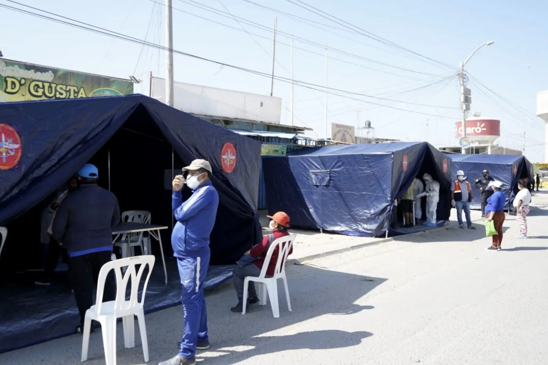El ministro de Vivienda, Rodolfo Yáñez, lideró la aplicación del Plan "Te cuido, Perú", con el cual se tomaron 120 pruebas rápidas de descarte de Covid-19 a los comerciantes del mercado Santa Rosa, en Paita, Piura. Foto: MVCS