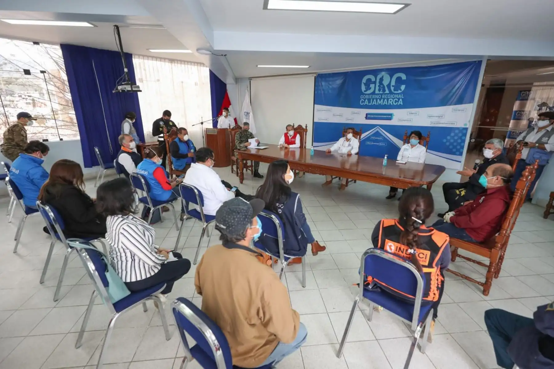 Ministro de Defensa, Walter Martos, sostuvo reunión de coordinación con el gobernador regional de Cajamarca, Mesías Guevara, y otras autoridades para conocer la situación acual del coronavirus en la región; así como, los avances y necesidades para continuar atendiendo la emergencia. Foto: ANDINA/Mindef