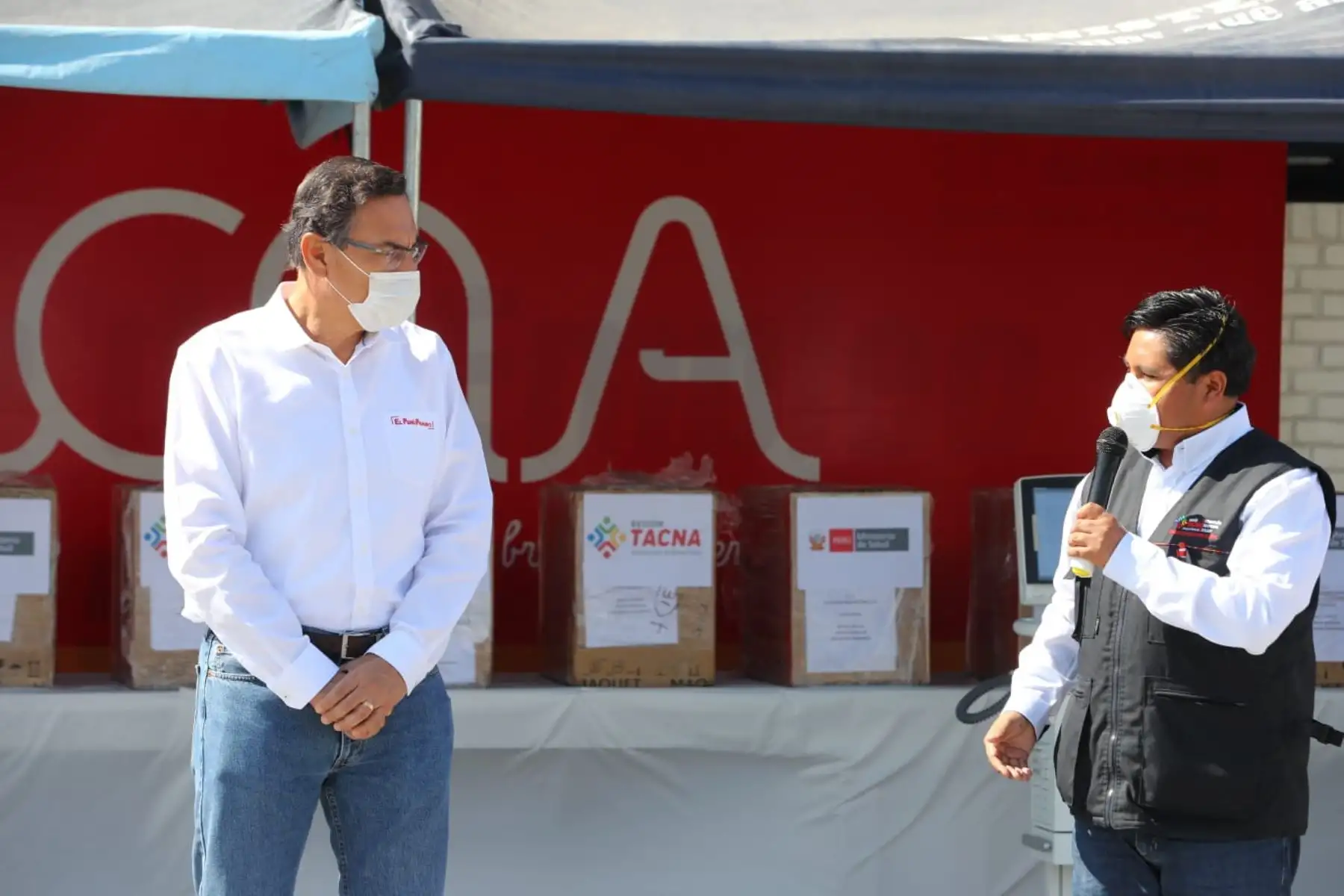 Juan Tonconi Quispe, gobernador regional de Tacna, recibe implementos médicos y 15 ventiladores mecánicos para hacer frente la pandemia del coronavirus en su región. Foto: ANDINA/Presidencia