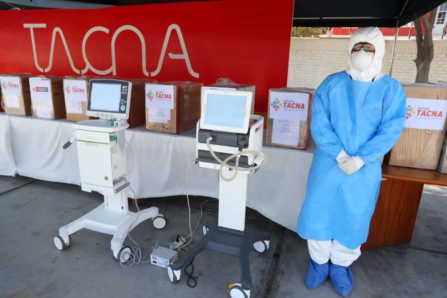 Presidente Martín Vizcarra hace entrega de implementos médicos y 15 respiradores mecánicos al gobierno regional de Tacna para hacer frente a la pandemia de coronavirus en la región. Foto: ANDINA/Presidencia