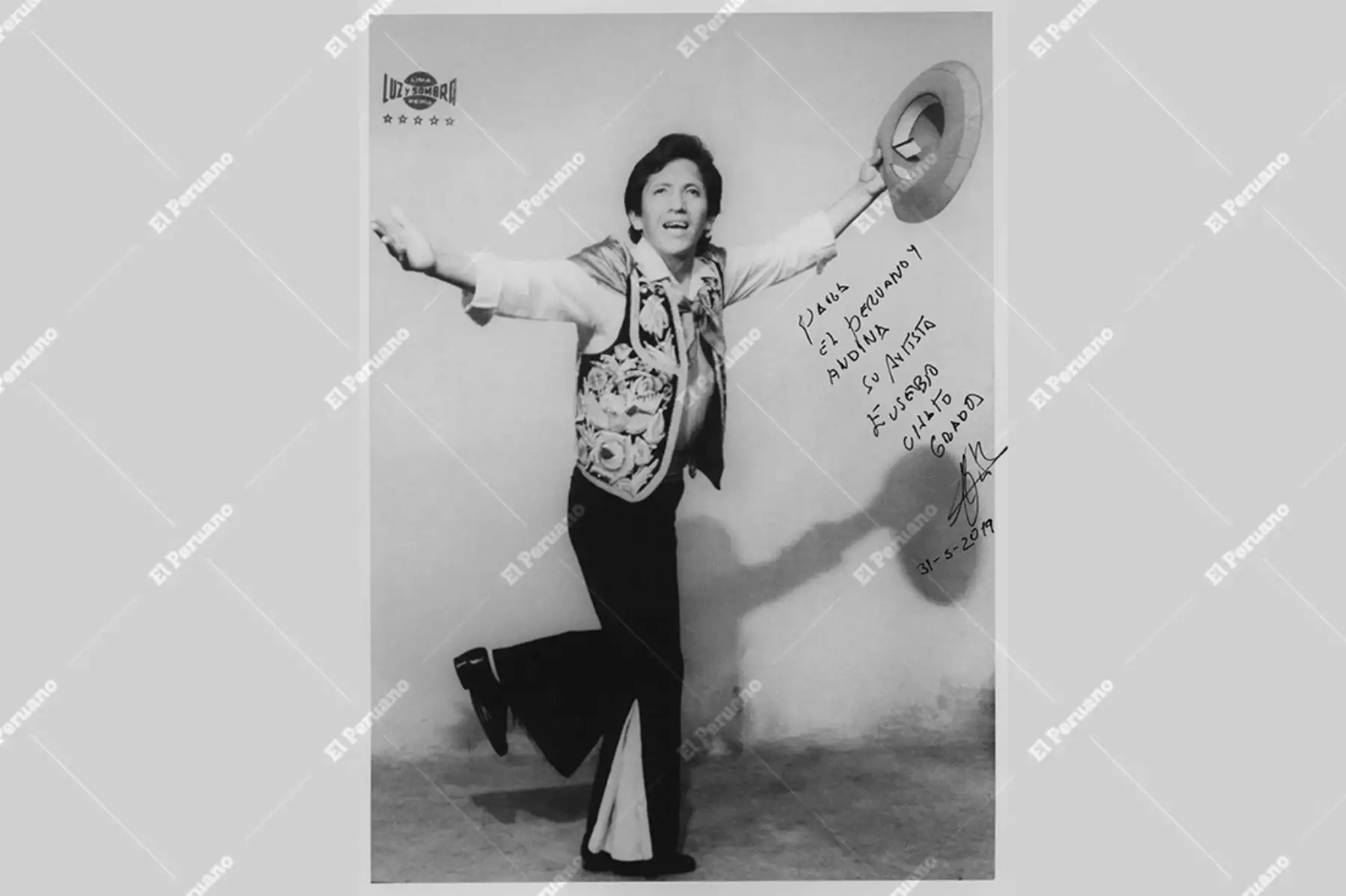 Lima - 31 mayo 2019. En su visita a Andina Canal Online el cantante Eusebio "Chato" Grados dejó su saludo para El Peruano y Andina en una fotografía que se tomó en los 80 en los estudios de Luz y Sombra. Foto: Archivo Histórico El Peruano
