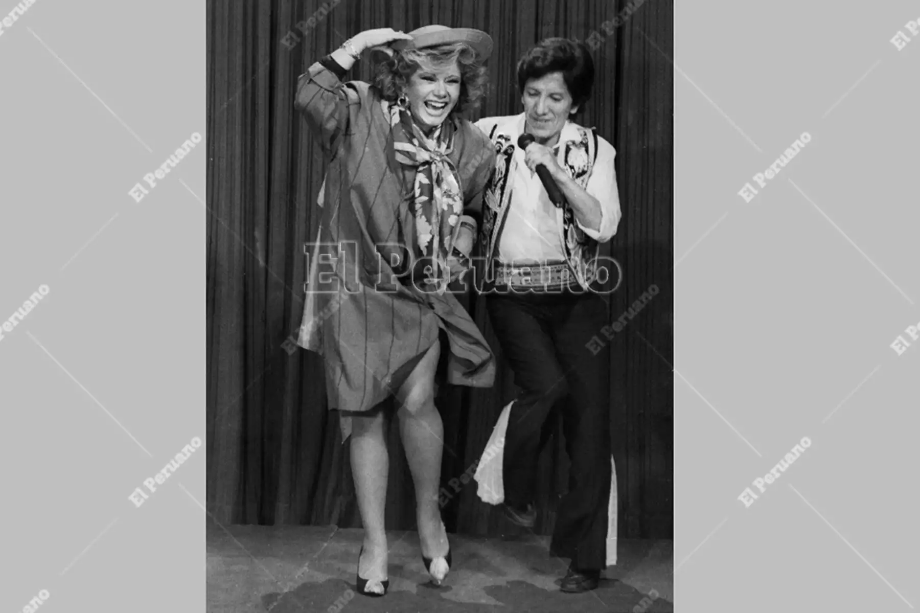 Lima - julio 1989. El cantante Eusebio "Chato" Grados y la conductora Camucha Negrete bailan el Pío Pío en el programa Camucha y Tú. Foto: Archivo Histórico de El Peruano / Rómulo Luján