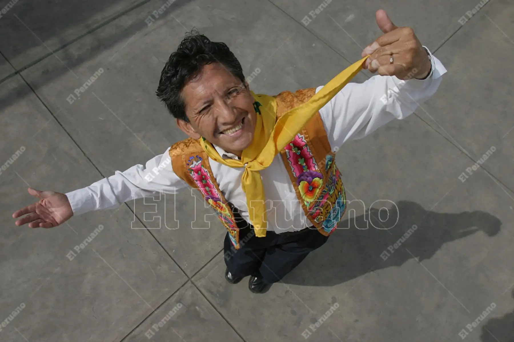 Lima - 15 junio de 2000. Cantante Eusebio "Chato" Grados en una producción especial para El Peruano por el Día de la Canción Andina. Foto: Diario El Peruano / Carlos Lezama