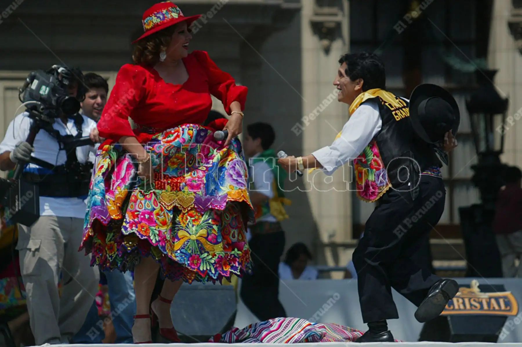 Lima 21 diciembre 2008. Cantantes Amanda Portales y Eusebio "Chato" Grados bailan en el marco de las actividades de la Teletón 2008. Foto: Diario El Peruano / Rubén Grandez