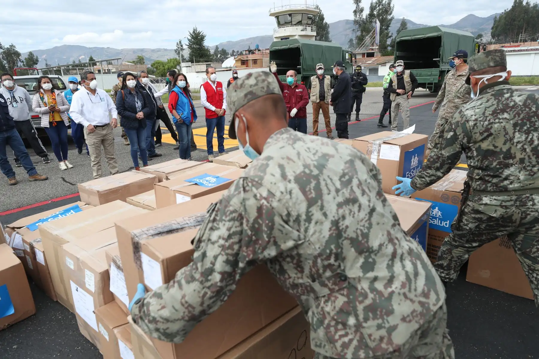 El ministro de Defensa, Walter Martos, arribó esta mañana en la región de Cajamarca e hizo entrega de 8 toneladas de carga entre insumos médico, equipos de protección, pruebas rápidas de Essalud y el Minsa para hacer frente a la pandemia del coronavirus. 
Foto: ANDINA/Mindef
