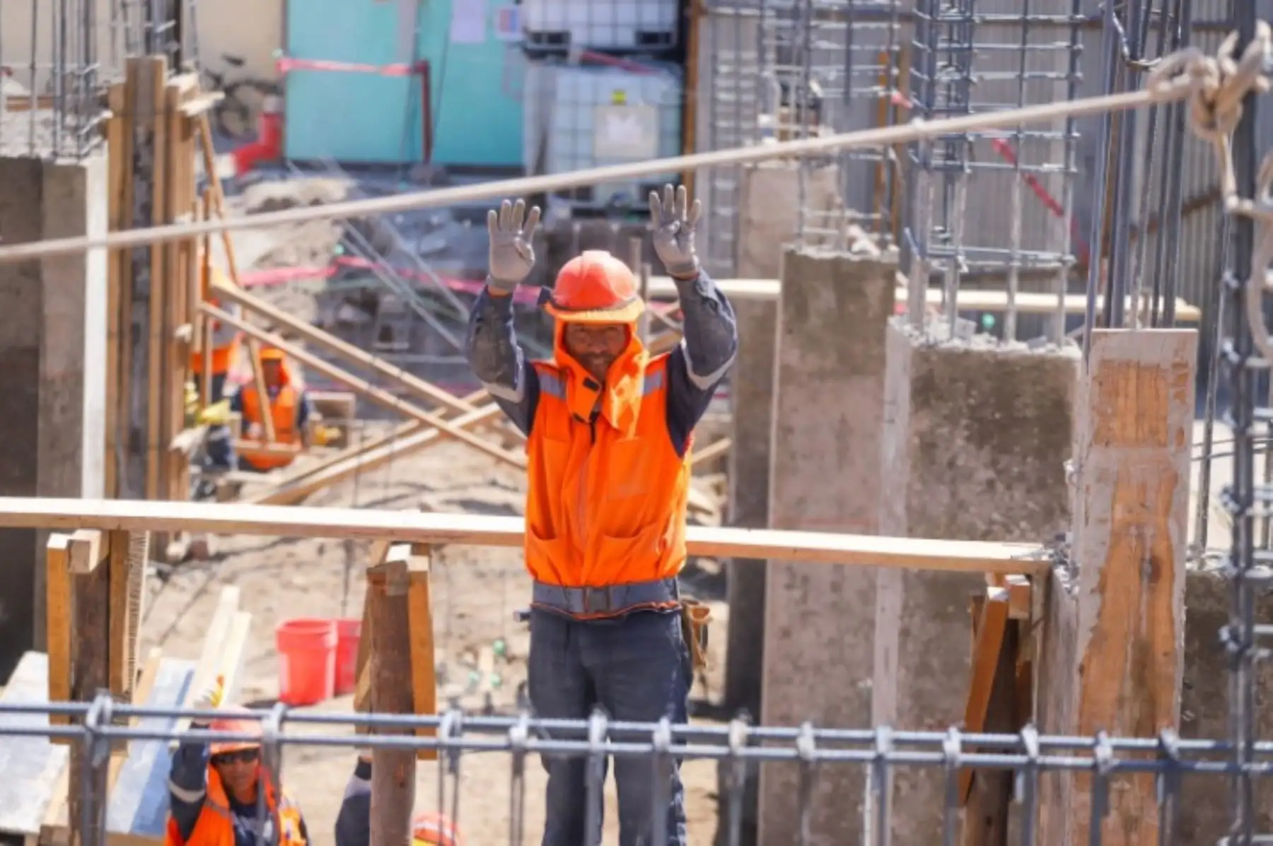 El gobierno regional de Arequipa transferirá más de 59 millones de soles a las municipalidades de las ocho provincias de la región, como parte del plan de reactivación económica regional. Esta inyección económica permitirá ejecutar 62 proyectos y generar más de 70,000 puestos de trabajo directos y más de 150,000 indirectos.