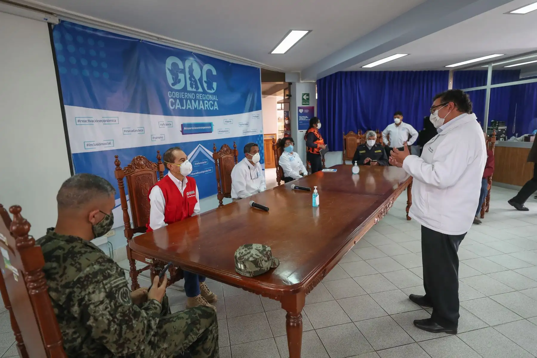 El ministro de Defensa, Walter Martos, arribó esta mañana en la región de Cajamarca e hizo entrega de 8 toneladas de carga entre insumos médico, equipos de protección, pruebas rápidas de Essalud y el Minsa para hacer frente a la pandemia del coronavirus. 
Foto: ANDINA/Mindef