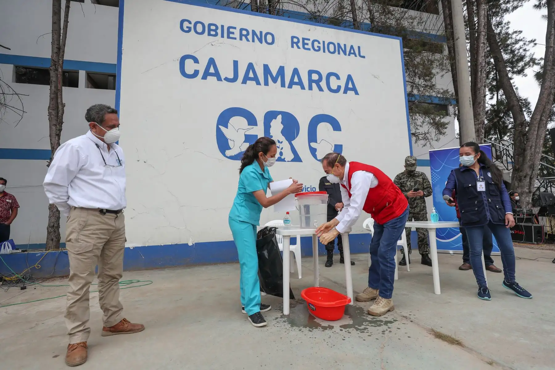 El ministro de Defensa, Walter Martos, arribó esta mañana en la región de Cajamarca e hizo entrega de 8 toneladas de carga entre insumos médico, equipos de protección, pruebas rápidas de Essalud y el Minsa para hacer frente a la pandemia del coronavirus. 
Foto: ANDINA/Mindef