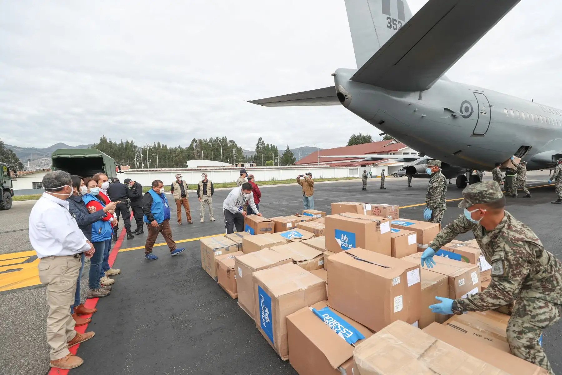 El ministro de Defensa, Walter Martos, arribó esta mañana en la región de Cajamarca e hizo entrega de 8 toneladas de carga entre insumos médico, equipos de protección, pruebas rápidas de Essalud y el Minsa para hacer frente a la pandemia del coronavirus. 
Foto: ANDINA/Mindef