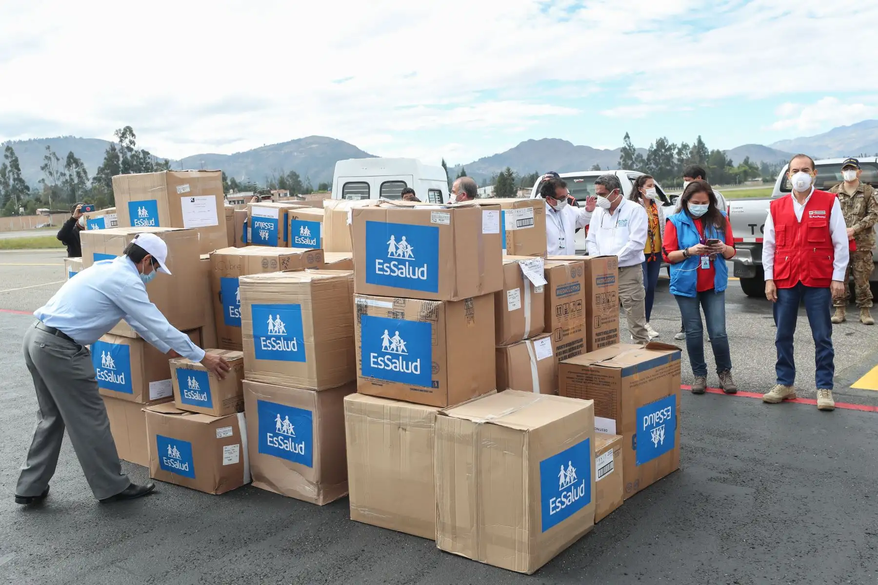 El ministro de Defensa, Walter Martos, arribó esta mañana en la región de Cajamarca e hizo entrega de 8 toneladas de carga entre insumos médico, equipos de protección, pruebas rápidas de Essalud y el Minsa para hacer frente a la pandemia del coronavirus. 
Foto: ANDINA/Mindef