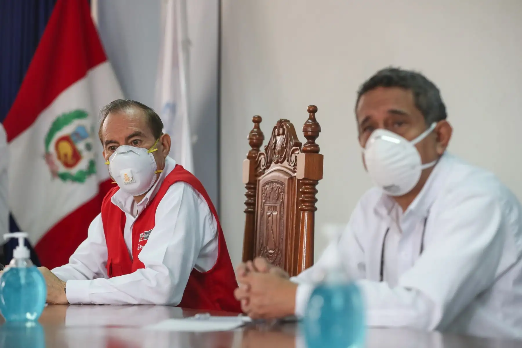 El ministro de Defensa, Walter Martos, arribó esta mañana en la región de Cajamarca e hizo entrega de 8 toneladas de carga entre insumos médico, equipos de protección, pruebas rápidas de Essalud y el Minsa para hacer frente a la pandemia del coronavirus. 
Foto: ANDINA/Mindef
