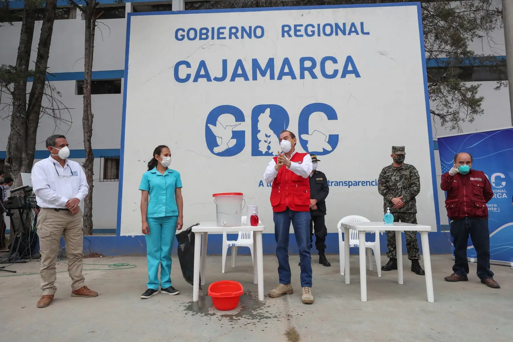 El ministro de Defensa, Walter Martos, arribó esta mañana en la región de Cajamarca e hizo entrega de 8 toneladas de carga entre insumos médico, equipos de protección, pruebas rápidas de Essalud y el Minsa para hacer frente a la pandemia del coronavirus. 
Foto: ANDINA/Mindef