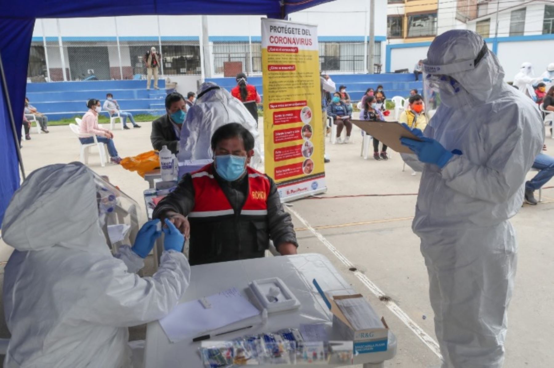 El ministro de Defensa, Walter Martos Ruíz, llegó hoy a Cajamarca trasladando más de 8 toneladas de insumos médicos para combatir el coronavirus, y constató con gran satisfacción que luego de aplicarse pruebas rápidas a 91 comerciantes y ronderos de la región, el 100% resultó negativo al covid-19.