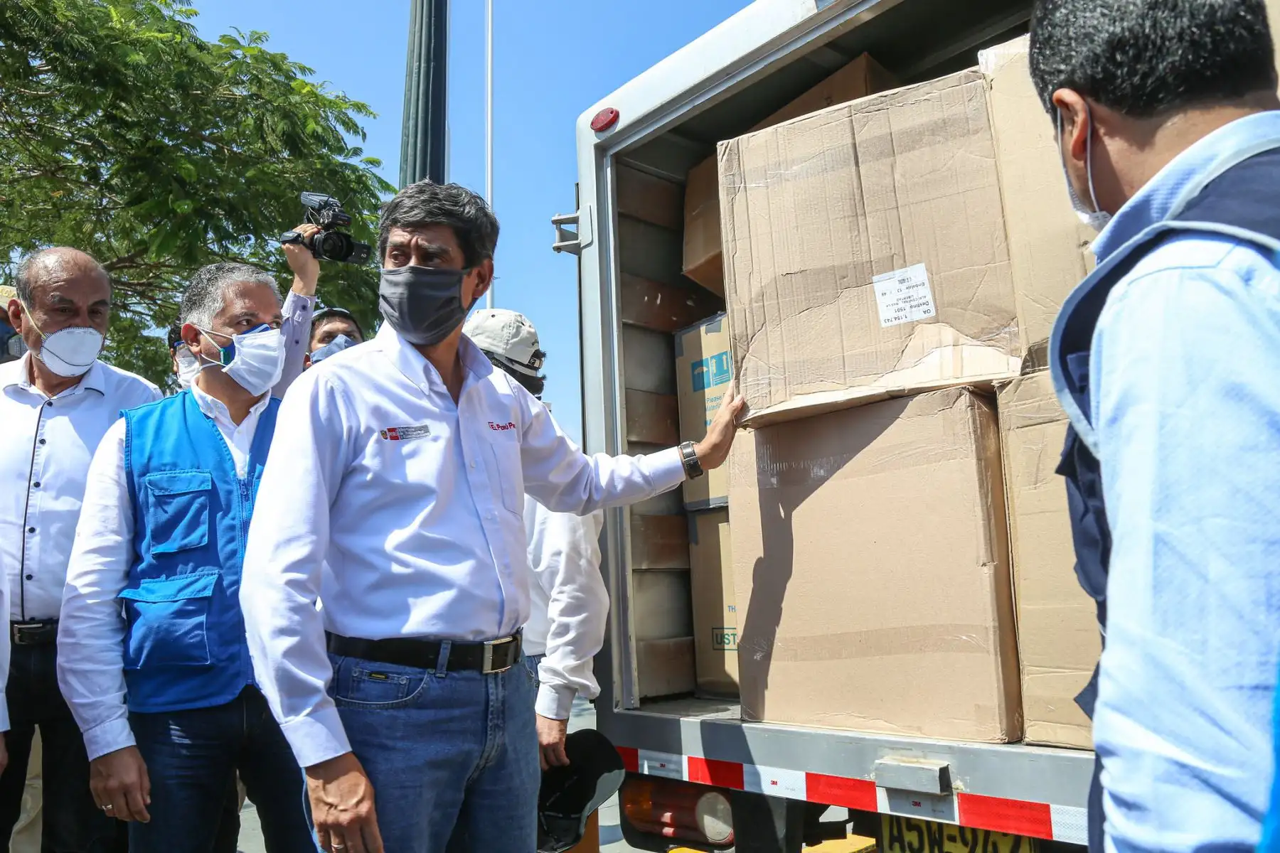 Ministro Carlos Lozada entregó más de tres toneladas de material médico en la región La Libertad. Foto: ANDINA/MTC