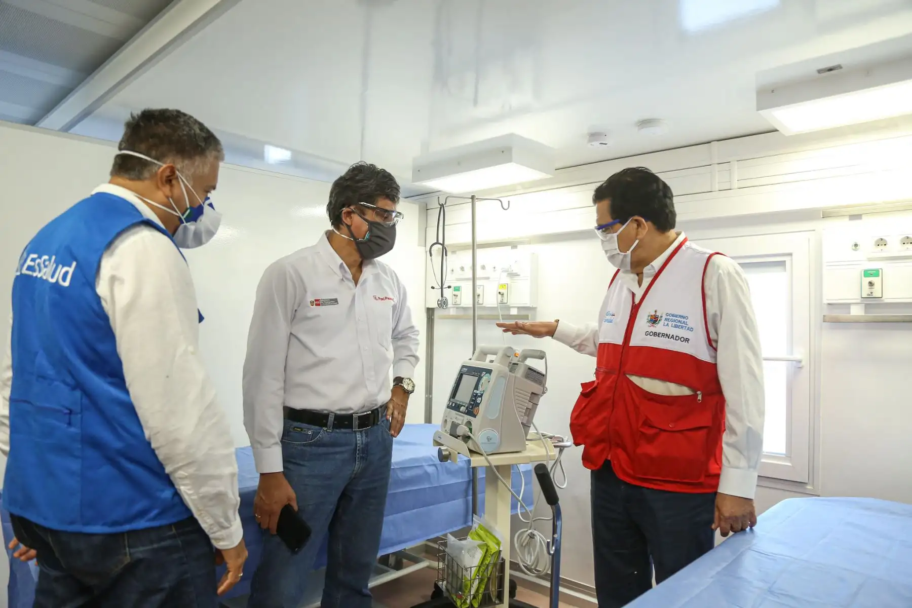 Ministro Carlos Lozada entregó más de tres toneladas de material médico en la región La Libertad. Foto: ANDINA/MTC