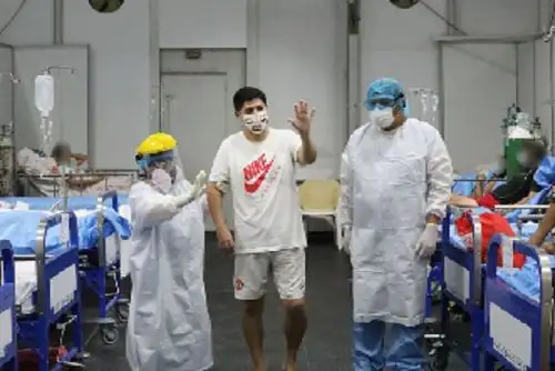 El también llamado hospital “Blanco” de Iquitos, cuenta con una oferta hospitalaria de 75 camas, divididas en 7 salas para atender a pacientes que presenten sintomatología leve y/o moderada y que necesiten oxígeno-terapia.