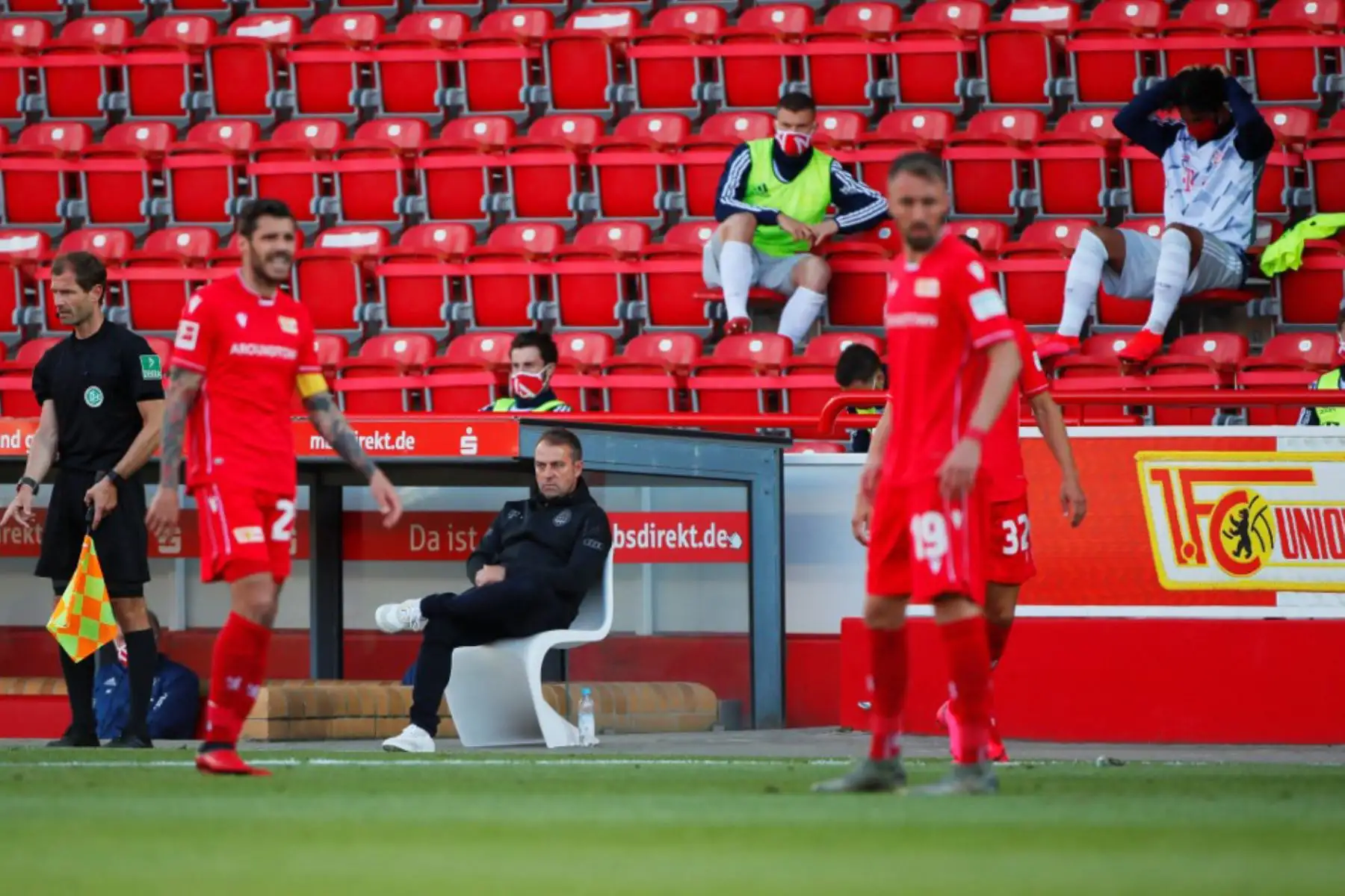 El entrenador alemán del Bayern Munich, Hans-Dieter Flick, sigue la acción desde el banquillo durante el partido de la Bundesliga. Foto: AFP