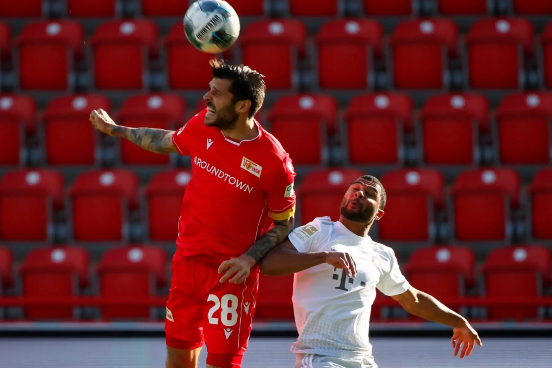 El defensa austríaco de Union Berlin Christopher Trimmel y el centrocampista alemán Bayern Munich Serge Gnabry compiten por el balón durante el partido de fútbol de la Bundesliga. Foto: AFP