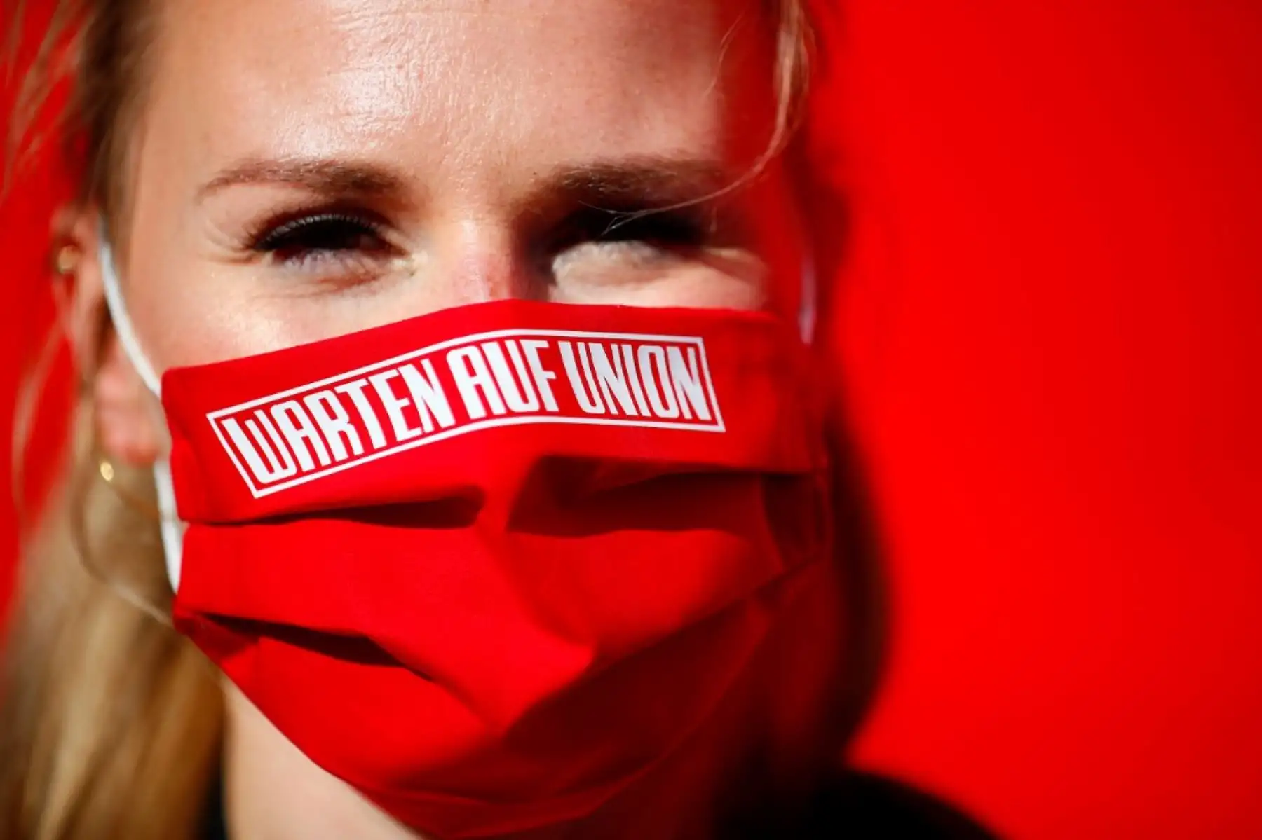 Se ve a una mujer con una máscara protectora con la inscripción antes del inicio del partido de fútbol entre Bayern Munich vs. Unión Berlín. Foto: AFP
