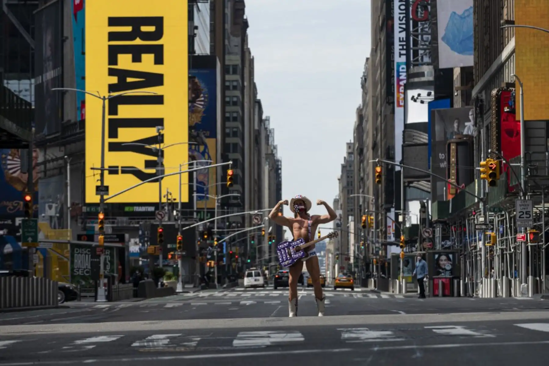El artista callejero Robert John Burck, conocido como The Naked Cowboy, posa en Times Square en la ciudad de Nueva York. Foto: AFP