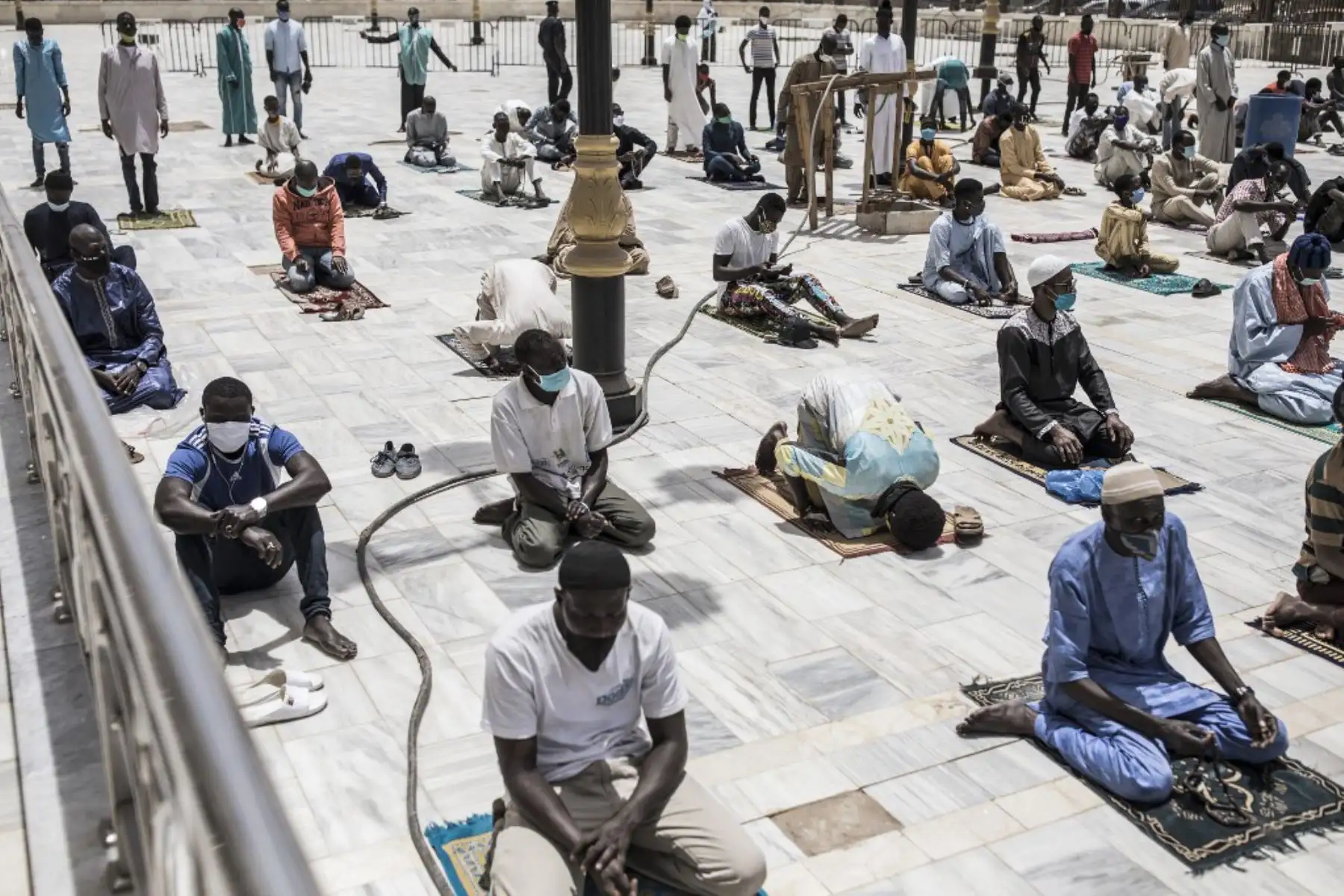 Fieles musulmanes toman sus lugares mientras se mantienen al día con las prácticas de distanciamiento social antes de la oración en la Mezquita. Foto: AFP