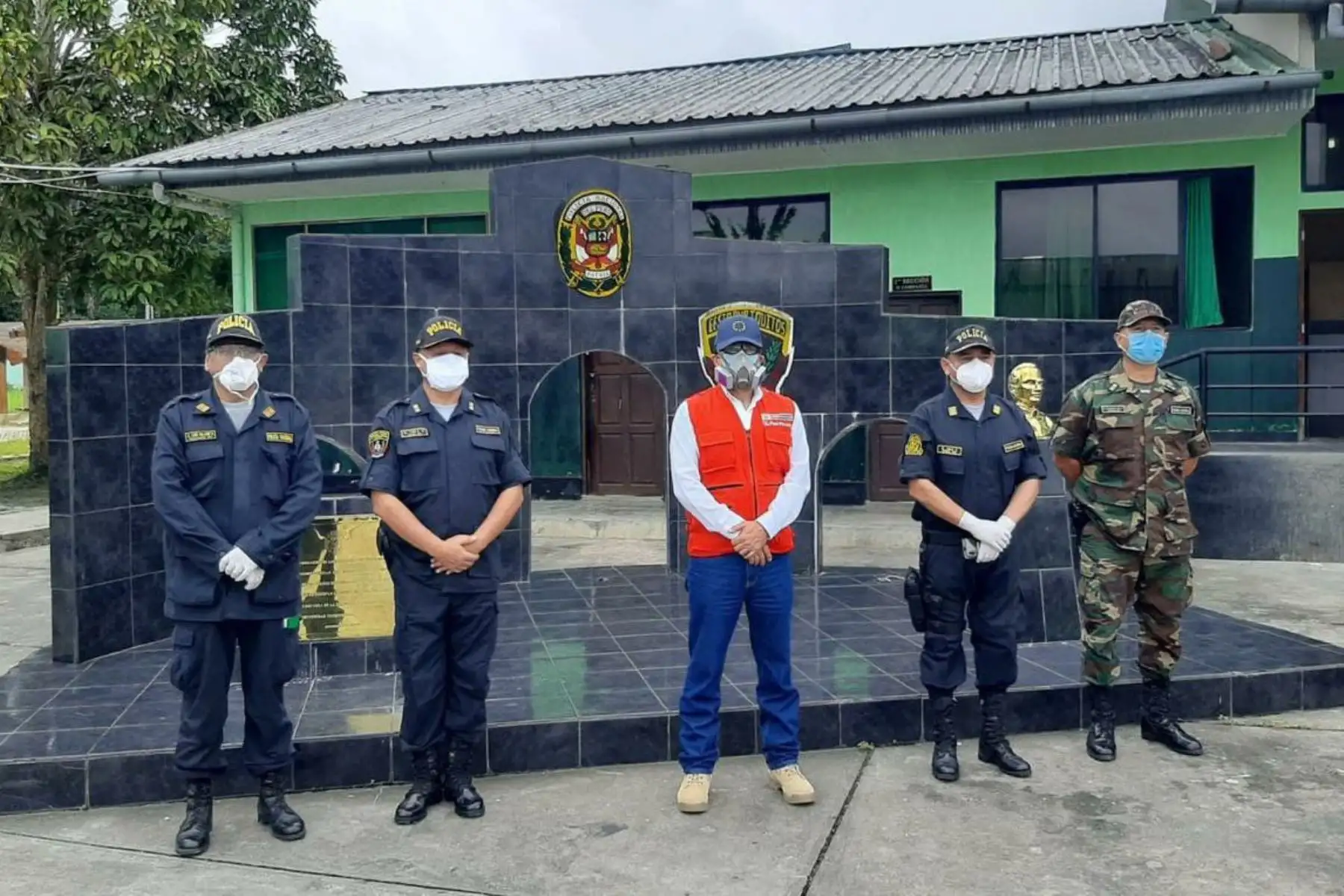 Acompañan en la inspección al titular del  Ministerio del Interior, el coronel Mario Lúcar, encargado de la Región Policial Iquitos; el coronel Danilo Vera, director de la EESTP de la Policía Nacional de Iquitos; y el coronel Cárdenas del Pino, jefe de la DIRANDRO. Foto: ANDINA/Mininter