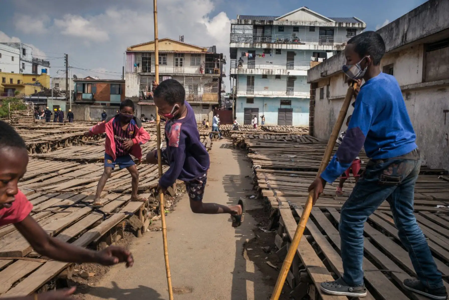 Niños juegan en el mercado de ropa de segunda mano en el distrito de Isotry de la capital de Madagascar. Foto: AFP