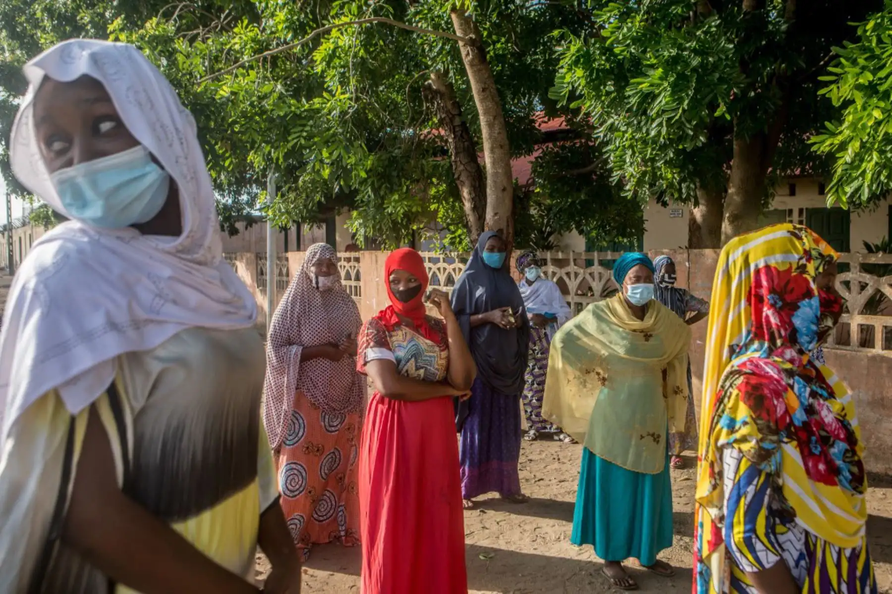 Votantes hacen cola en una escuela primaria en Cotonú para emitir su voto para las elecciones locales de Benin. Foto: AFP