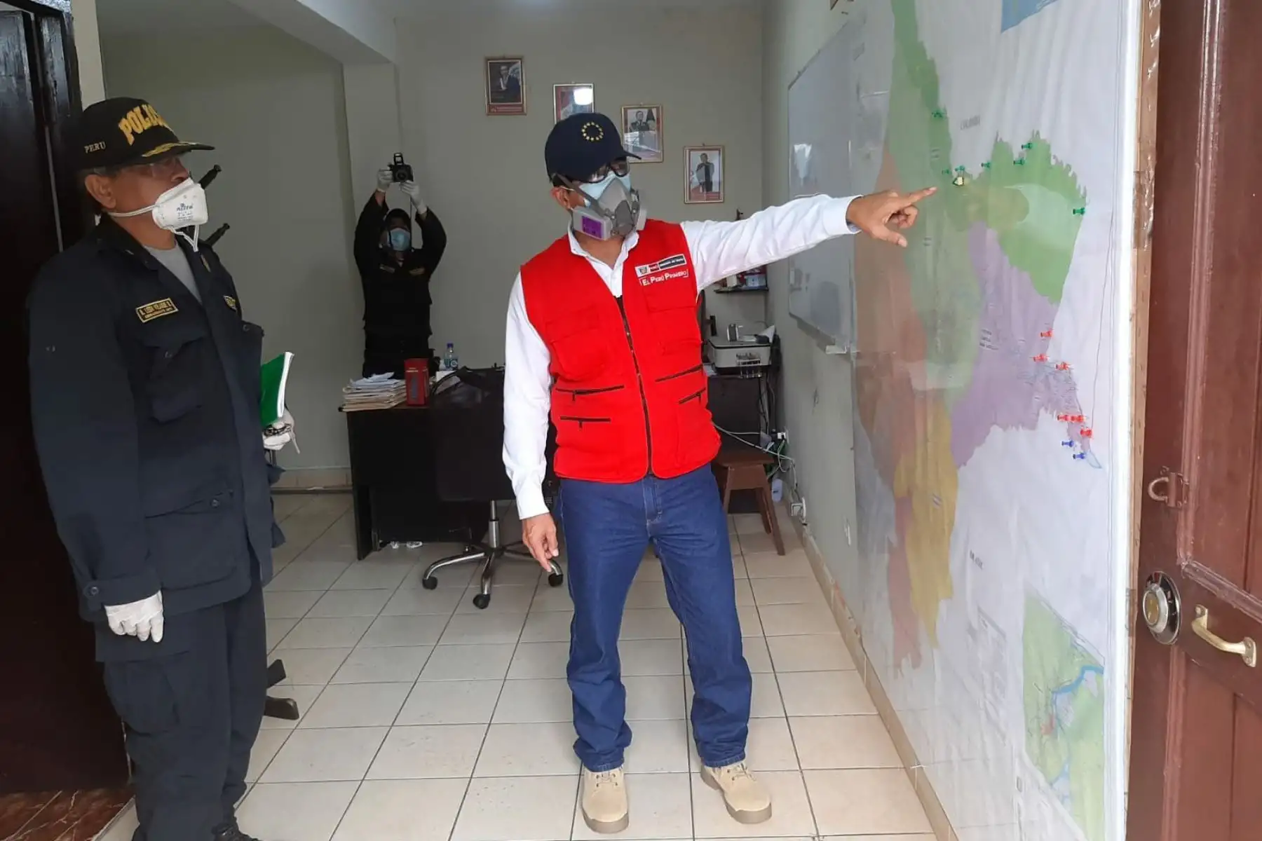 Ministro del Interior, Gastón Rodríguez,  también visitó las instalaciones de la Comisaría de Punchana, donde instó a los efectivos a seguir firmes en la sacrificada labor de dar seguridad y hacer cumplir las medidas dictadas durante el Estado de Emergencia. Foto: ANDINA/Mininter