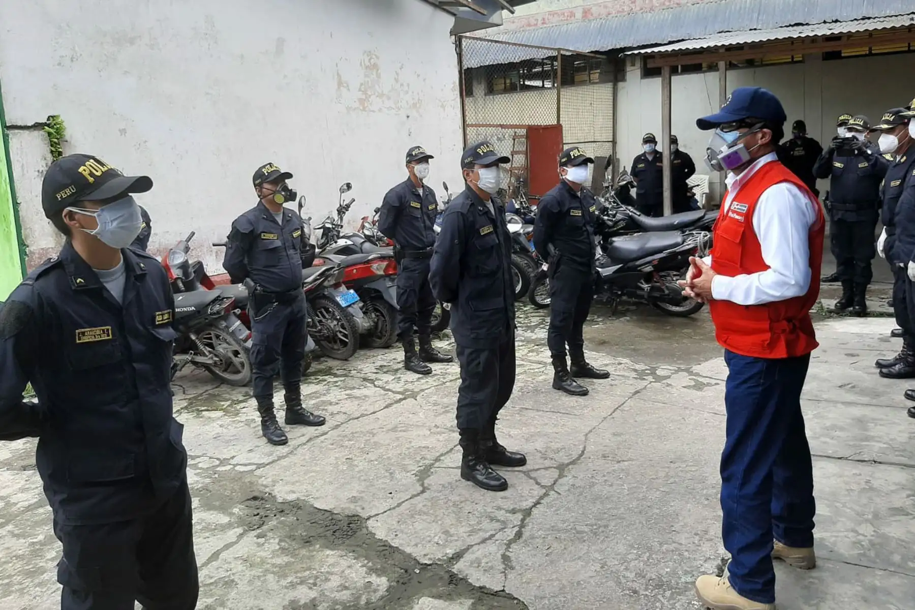 Ministro del Interior, Gastón Rodríguez,  también visitó las instalaciones de la Comisaría de Punchana, donde instó a los efectivos a seguir firmes en la sacrificada labor de dar seguridad y hacer cumplir las medidas dictadas durante el Estado de Emergencia. Foto: ANDINA/Mininter