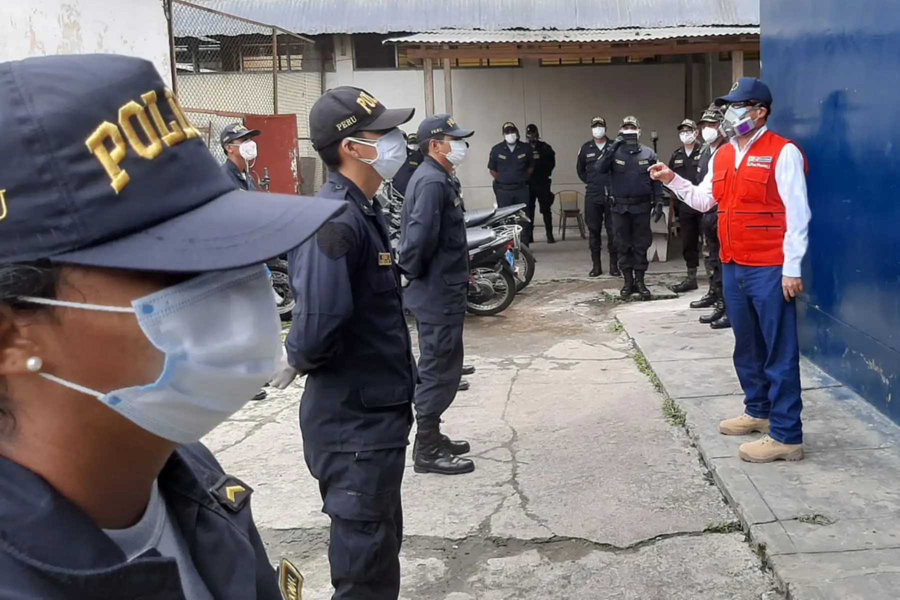 Ministro del Interior, Gastón Rodríguez,  también visitó las instalaciones de la Comisaría de Punchana, donde instó a los efectivos a seguir firmes en la sacrificada labor de dar seguridad y hacer cumplir las medidas dictadas durante el Estado de Emergencia. Foto: ANDINA/Mininter