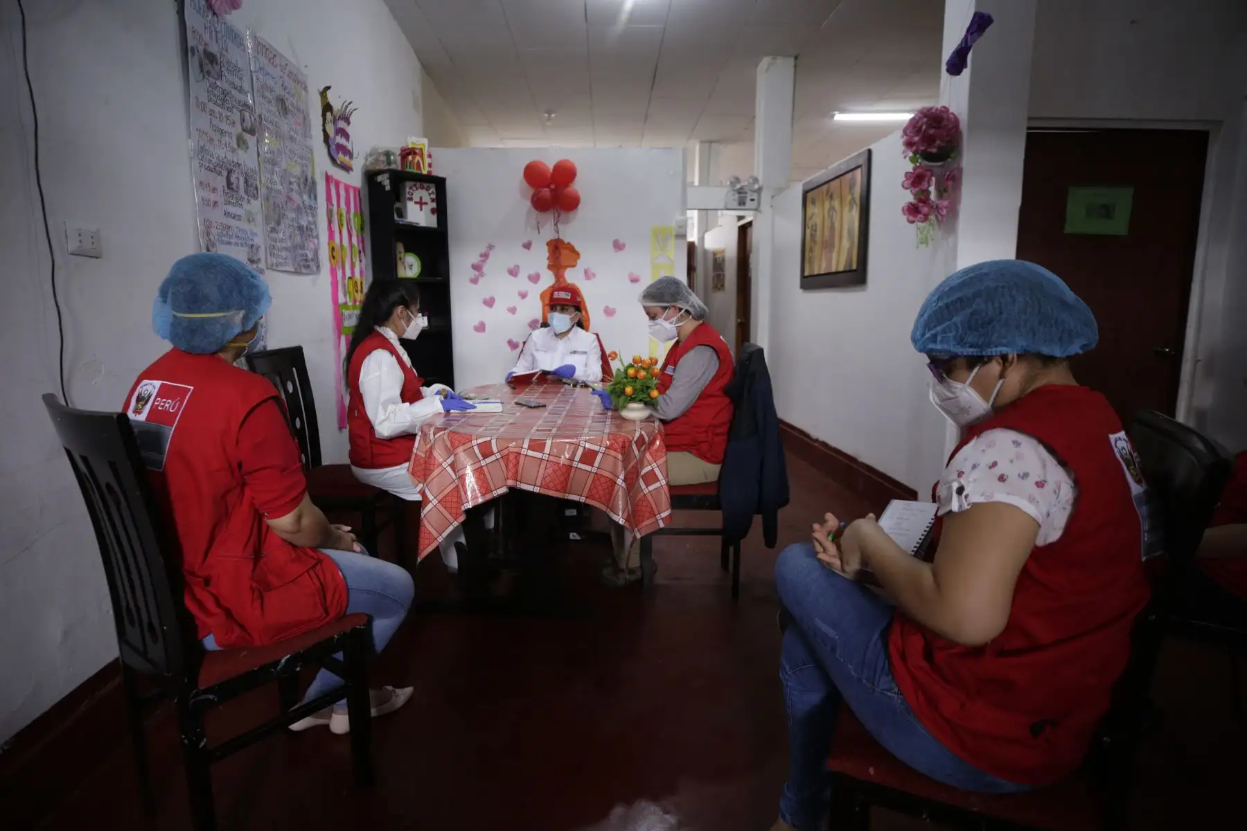 La ministra De la Mujer y Poblaciones Vulnerables, Gloria Montenegro, visitó los Centros de Acogida Residencial Santa Lorena y VIDAS de Loreto, para informar sobre las medidas que ayudarán a evitar el contagio del Covid-19. Foto: ANDINA/MIMP