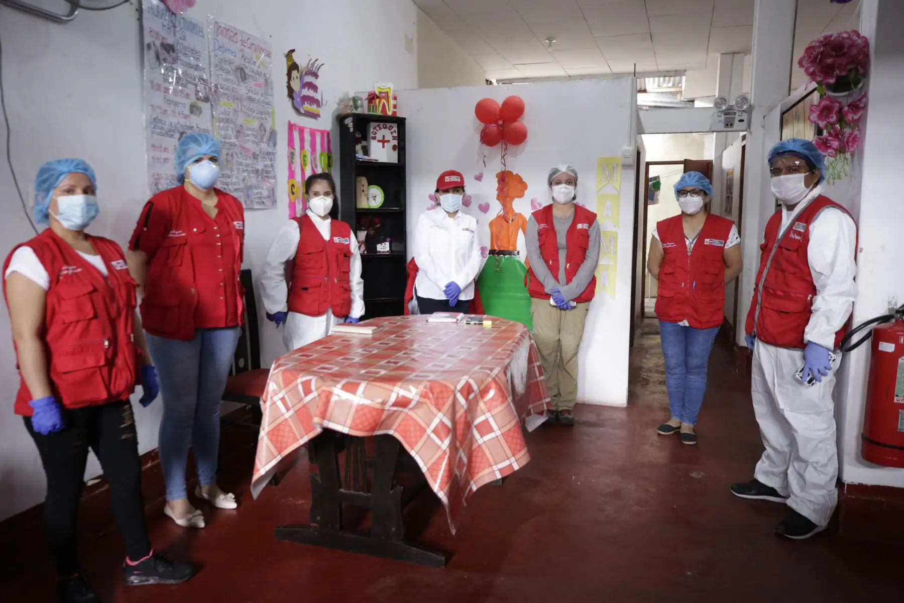 La ministra De la Mujer y Poblaciones Vulnerables, Gloria Montenegro, visitó los Centros de Acogida Residencial Santa Lorena y VIDAS de Loreto, para informar sobre las medidas que ayudarán a evitar el contagio del Covid-19. Foto: ANDINA/MIMP