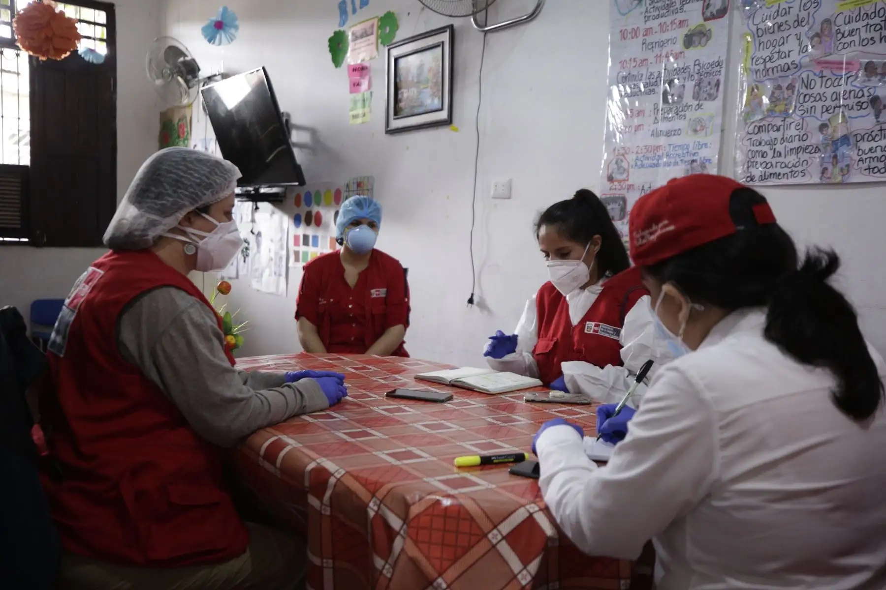 La ministra De la Mujer y Poblaciones Vulnerables, Gloria Montenegro, visitó los Centros de Acogida Residencial Santa Lorena y VIDAS de Loreto, para informar sobre las medidas que ayudarán a evitar el contagio del Covid-19. Foto: ANDINA/MIMP